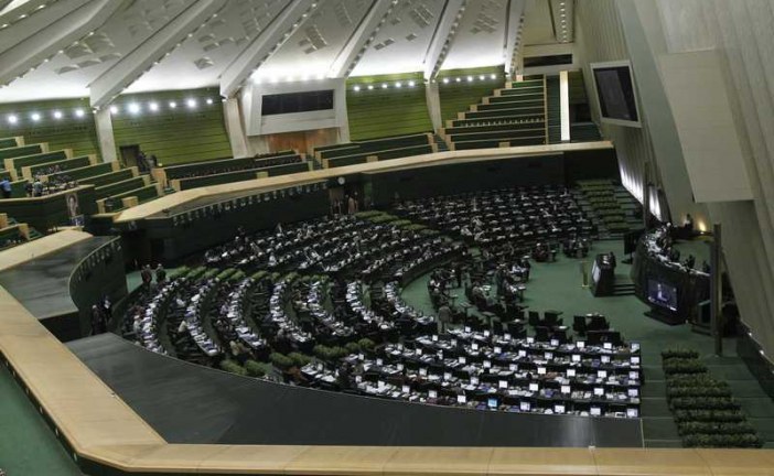 164 نماینده مجلس شورای اسلامی ثبت سفارش کالاهای خارجی دارای مشابه ایرانی را ممنوع کردند .