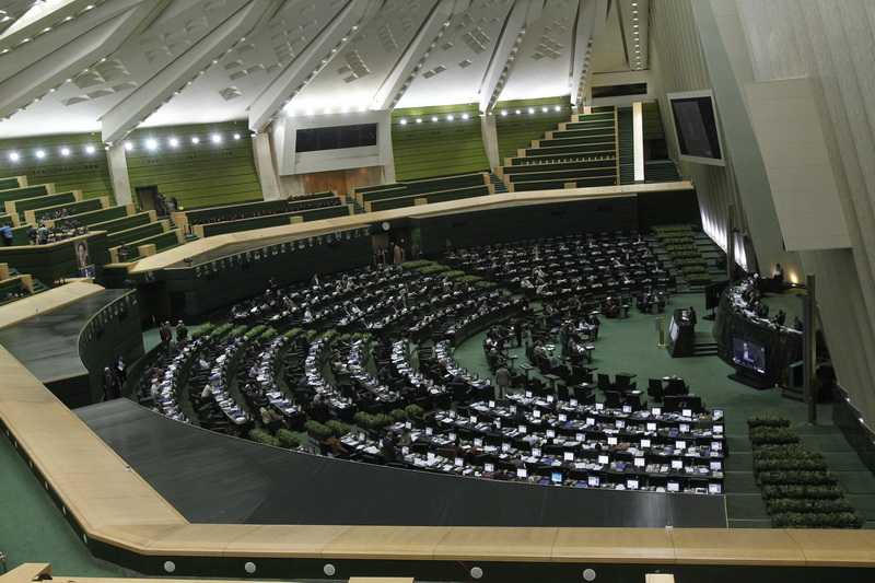 164 نماینده مجلس شورای اسلامی ثبت سفارش کالاهای خارجی دارای مشابه ایرانی را ممنوع کردند .