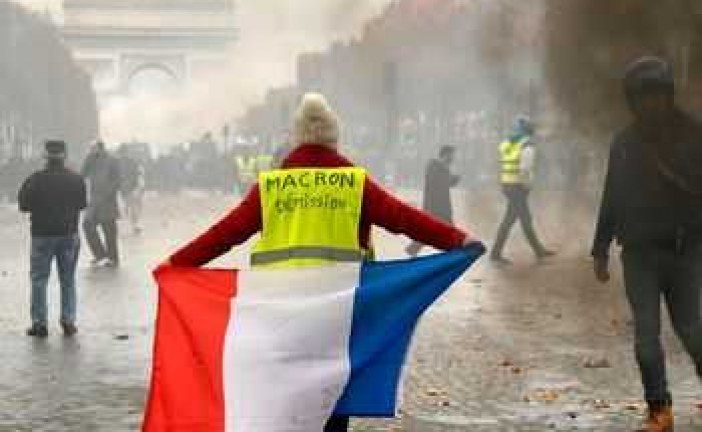 آخرین نظر سنجی ها در فرانسه نشان می دهد دو سوم ( 67 درصد ) مردم این کشور همچنان این اعتراضات را تائید و خواستار ادامه آن هستند.
