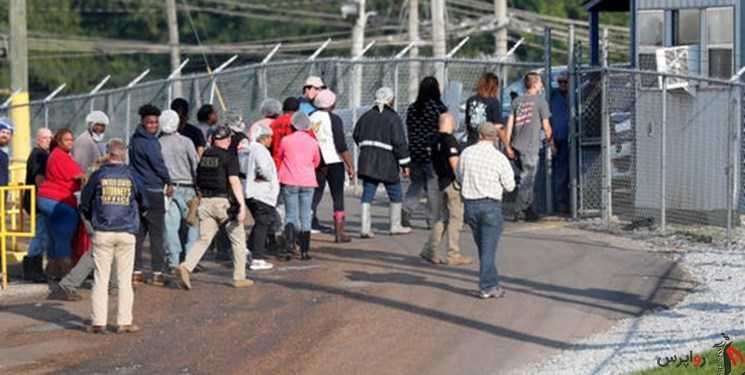 یورش مأموران گمرک آمریکا به کارخانه‌ها در می‌سی‌سی‌پی؛ ۶۸۰ مهاجر بازداشت شدند .