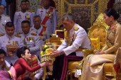 ازدواج دوم پادشاه تایلند در حضور همسر اولش!