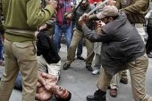 رفتار پلیس هند با مسلمانان / شما را بکشیم هم اتفاقی نمی‌افتد