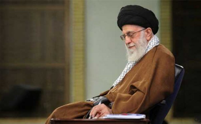 رهبر انقلاب: گذشت زمان هرگز نخواهد توانست یاد شهیدان عزیز را از خاطر ملت ایران بزداید