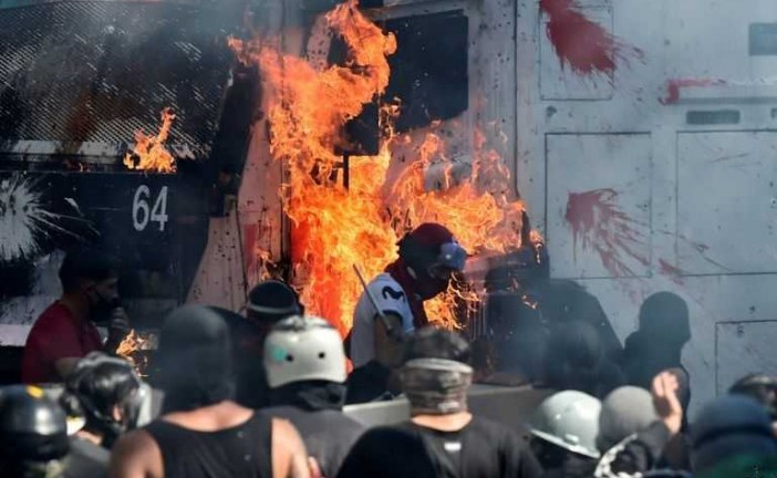 معترضان در شیلی ۲ کلیسا را آتش زدند