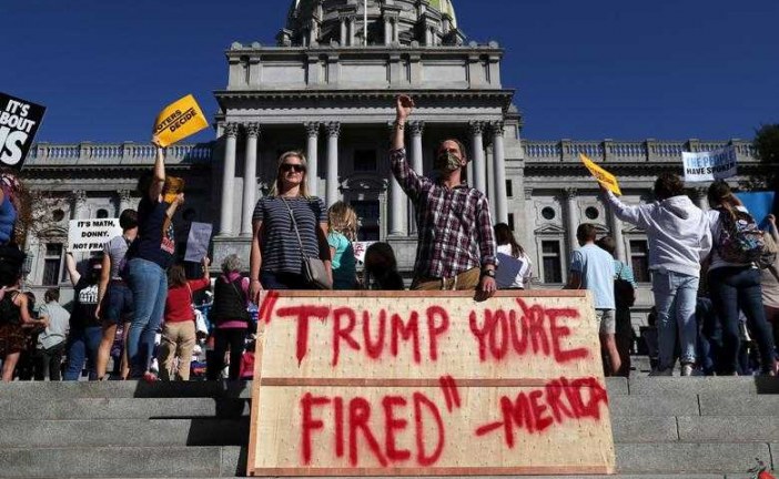 تجمع اعتراضی مقابل کاخ سفید / معترضان: ترامپ رئیس جمهور جعلی تو اخراجی !