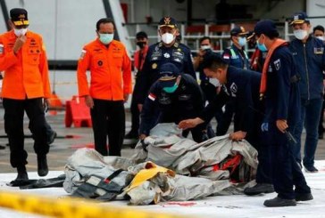 پیدا شدن بخش‌هایی از اجساد سرنشینان هواپیمای اندونزی