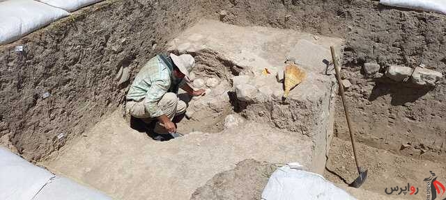 جزییات یک کشف مهم باستان شناسی در کرمانشاه/ سنگ یادمان شاه آشور در قباق تپه کشف شد