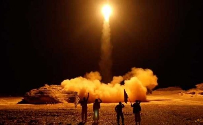 شلیک موشک‌های بالستیک یمنی به مواضع ائتلاف جنایتکار سعودی