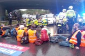 معترضان محیط زیستی دو بزرگراه لندن را مسدود کردند
