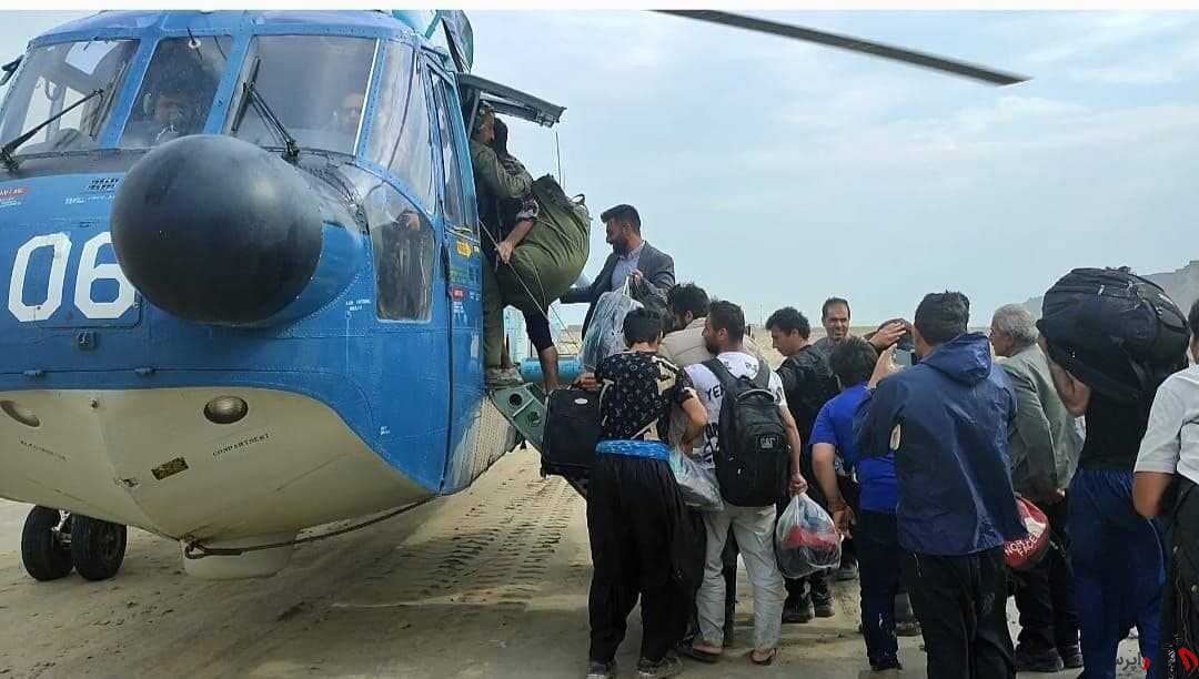 مردم محاصره شده در سیل با کمک نیروی دریایی ارتش نجات یافتند