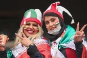 شادی هموطنان ایرانی در ورزشگاه یکصد هزار نفری آزادی از صعود تیم ملی فوتبال جمهوری اسلامی ایران به جام جهانی 2022 قطر