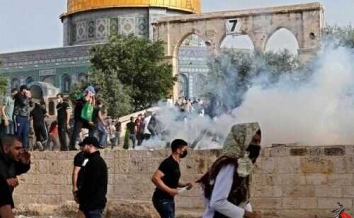 تداوم یورش صهیونیست ها به نمازگزاران فلسطینی در مسجد الاقصی