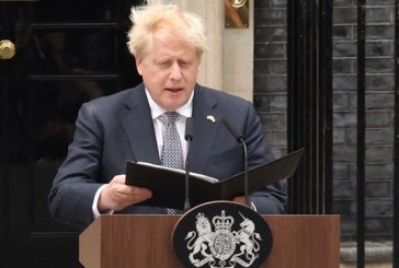 نخست‌وزیر انگلیس استعفا داد؛ جانسون: تا تعیین جایگزین سر کار می‌مانم