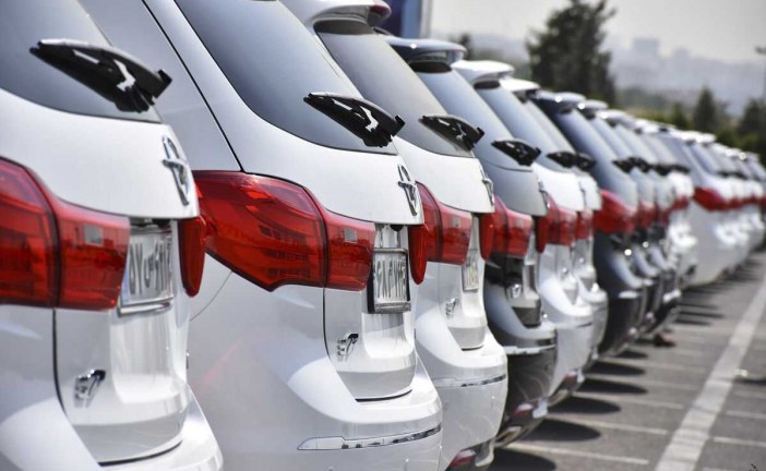 تداوم عرضه خودرو در بورس سبب کاهش قیمت‌ها در بازار می‌شود