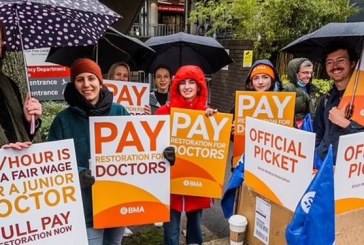پزشکان جوان انگلیس در تابستان هم به اعتصاب ادامه‌ می‌دهند