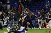 حمله تماشاگران اسپانیول به بازیکنان بارسا/ جشن قهرمانی به هم ریخت