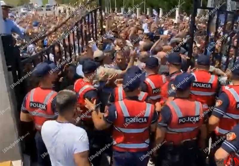 حمله پلیس آلبانی به مقر منافقین به دلیل عدم رعایت تعهدات