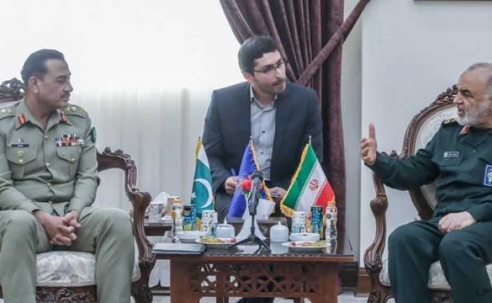 سرلشکر سلامی در دیدار فرمانده ارتش پاکستان: با گسترش همکاری‌ها به حیات تروریست‌ها پایان می‌دهیم