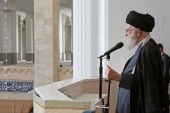 رهبر معظم انقلاب اسلامی در خطبه‌های نماز عید فطر: رژیم خبیث اشتباه کرد و تنبیه خواهد شد