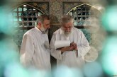 رهبر انقلاب بر پیکر رئیس جمهور شهید و همراهانش نماز اقامه می‌کنند