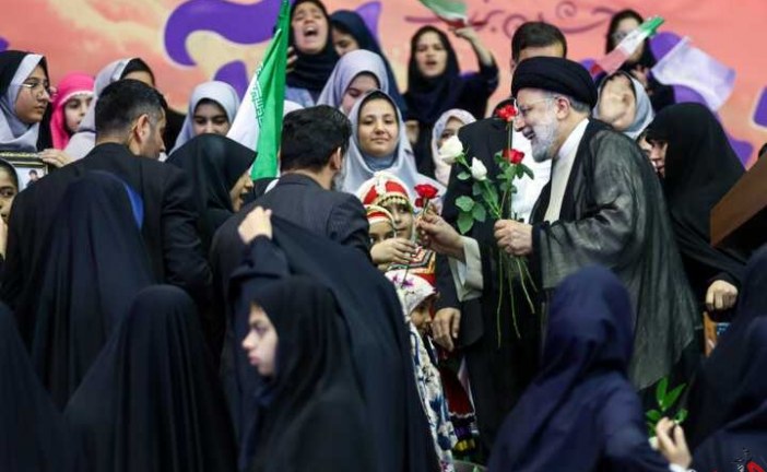 آخرین دیدار رئیس جمهور با دختران ایران؛ خاطره‌ای از جنس پدر و دختری
