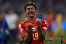 لبخند یامال به جایزه پسر طلایی فوتبال